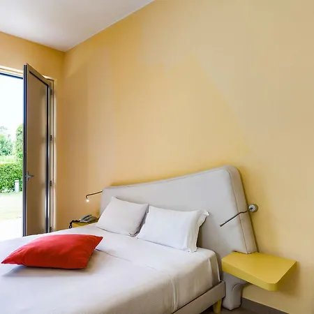 Hotel Ibis Styles Catania 4*
